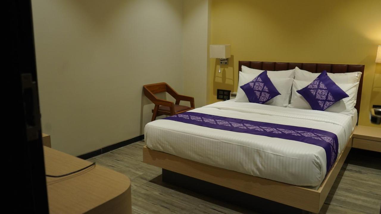 Purple Beds By Vits Dwarkesh, Surat Hotel Salabatpura Buitenkant foto