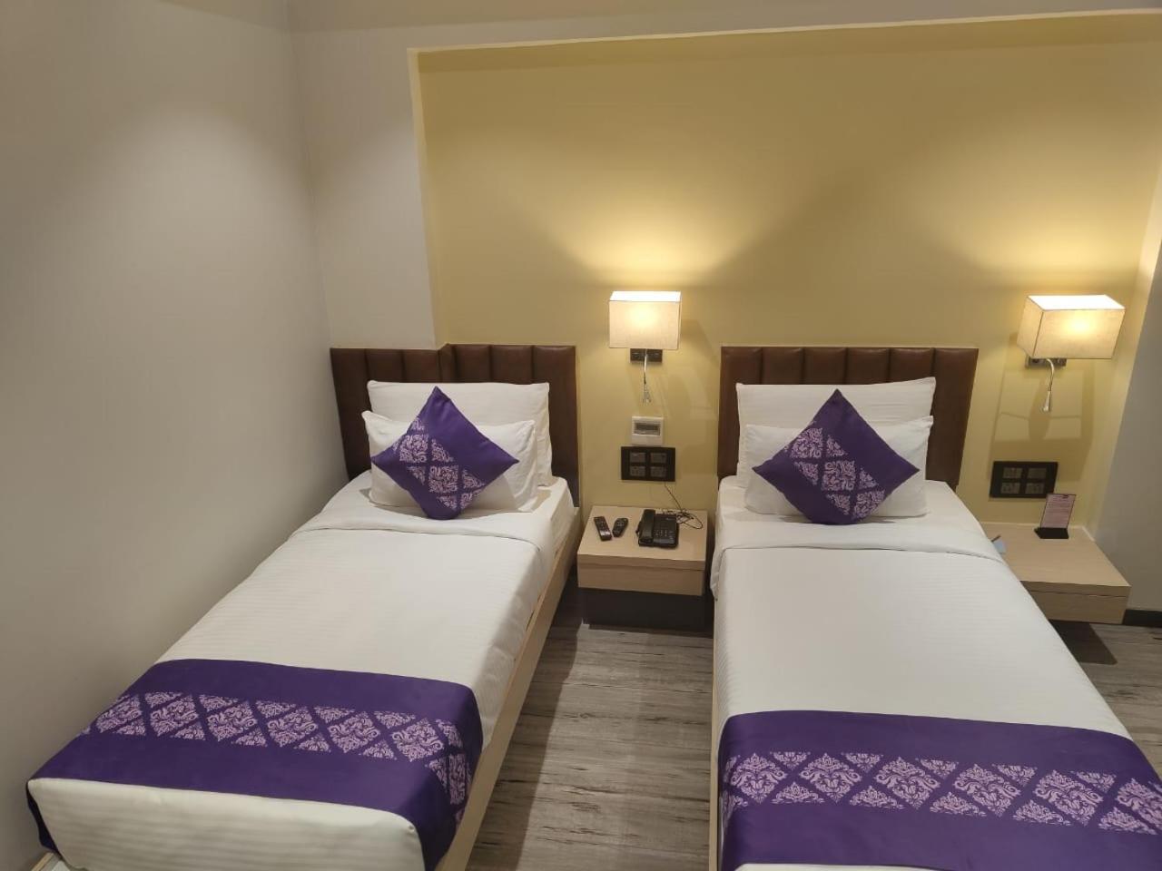 Purple Beds By Vits Dwarkesh, Surat Hotel Salabatpura Buitenkant foto
