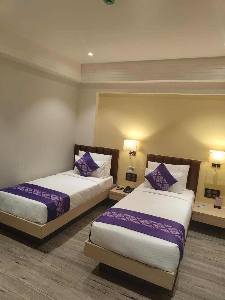 Purple Beds By Vits Dwarkesh, Surat Hotel Salabatpura Buitenkant foto